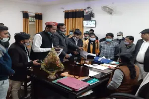 बरेली: समाजवादी छात्र सभा ने कुल सचिव का किया घेराव, उठाईं ये मांगें