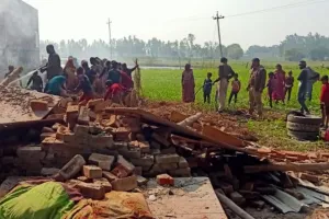 त्रिलोकपुर: जमीन विवाद में दबंगो ने जलाया घर, आक्रोशित लोगों ने कर दिया मार्ग जाम