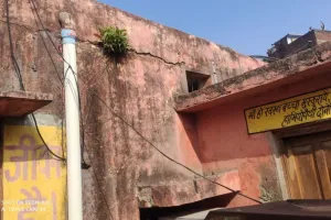 मुरादनगर हादसे से नहीं ले रहे सबक, बरेली जिला अस्पताल के जर्जर भवन दे रहे हादसों को दावत