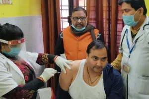 बाराबंकी: कोरोना से जंग जारी, 300 स्वास्थ्य कर्मचारियों को लगाया गया टीका