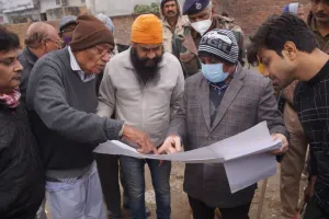 बरेली: झुग्गियों को किया ध्वस्त, पक्के निर्माणों पर नहीं चली रेलवे की जेसीबी