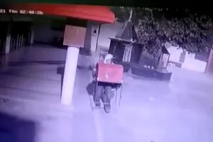 बरेली: पुजारी के बेटे से मारपीट कर दानपात्र ले गया चोर, देखें वीडियो