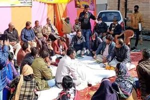 मुरादाबाद: एमडीए कार्यालय पर कर्मचारी संगठन धरने पर बैठे