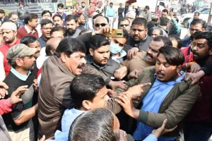 बरेली: पार्किंग के विरोध पर व्यापारियों से भिड़े ठेकेदार व बाउंसर, धक्का-मुक्की