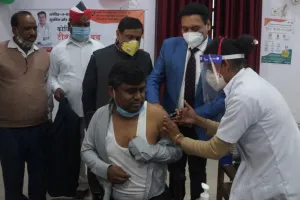 बरेली: मंडलायुक्त, डीएम सहित अधिकारियों ने लगवाई कोरोना वैक्सीन