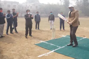 बरेली: कुलपति ने उठाया बल्ला, विश्वविद्यालय की पिच पर शिक्षक बोल्ड