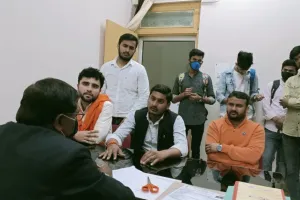 बरेली: आईकार्ड मांगने पर प्रॉक्टर से भिड़ा छात्र, हंगामा