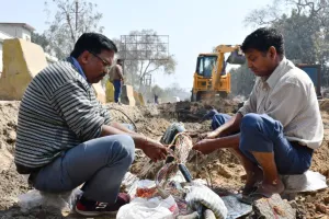 बरेली: निर्माण कार्यों से सड़क के साथ मोबाइल नेटवर्क भी जाम