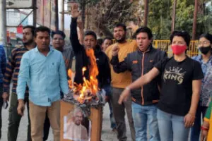 हल्द्वानी: कांग्रेस कार्यकर्ताओं की गिरफ्तारी के विरोध में उग्र प्रदर्शन, सीएम का पुतला फूंका