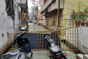 बरेली: एक ओर रास्ता बंद, दूसरी तरफ बना रही सड़क, बीच में फंसा स्कूल