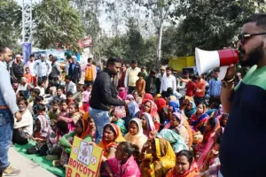 बरेली: बीडीए के खिलाफ धरने पर बैठे बिचपुरी गांव के लोग