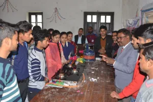 बरेली: सिलिंडर पर लिखे अक्षरों से एक्सपायरी का पता लगाएं