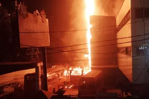 बरेली: भयंकर आग के बीच हुए तीन धमाके..सहम उठे लोग