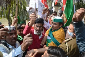 बरेली: जंक्शन पर ट्रेन रोकने जा रहे आंदोलनकारी किसानों को फोर्स ने रोका