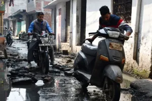 बरेली: दो वार्डों के सीमा विवाद में फंसी सड़क, तीन साल से है उखड़ी