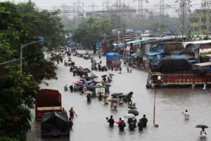 पुड्डुचेरी में भारी बारिश के बाद आई बाढ़, 6 घंटे में हुई 192 मिलीमीटर बरसात, एक महिला बही