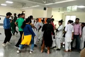 बरेली: कमर तेरी लेफ्ट राइट, कोरोना से ये कैसी फाइट, 300 बेड में लगे ठुमके, क्लिक कर पढ़ें पूरी खबर