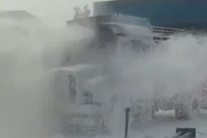 देवरिया: तेल डिपो में टैंकर में लगी आग, एक कर्मचारी झुलसा