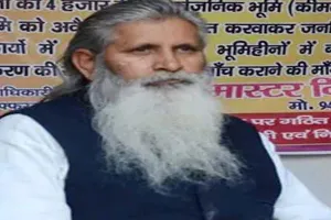 भू माफियाओं के खिलाफ 25 साल से धरने पर बैठा है ये शख्स, बना दुनिया का सबसे लंबा धरना