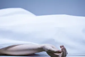 अयोध्या: रेलवे ओवर ब्रिज पर बैठा था प्रेमी युगल, आ गई ट्रेन, युवक की मौत