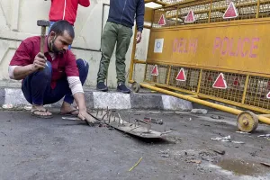 गाजीपुर बॉर्डर पर लगाई गई कीलों का बदला जा रहा स्थान: दिल्ली पुलिस बोली- की जाएगी री-पोजिशनिंग