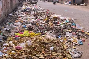 मुरादाबाद : चेतावनी के बाद भी नहीं मान रहे लोग, सड़क पर फेंक रहे कचरा