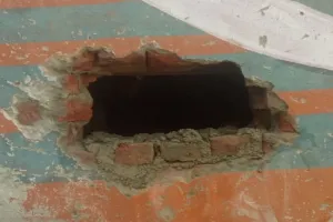 मुरादाबाद : कूमल लगाकर मोबाइल की दुकान में चोरी कर रहे दो युवकों को दबोचा