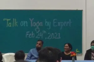 बरेली: डेंटल कॉलेज में छात्र-छात्राओं को योग के लाभ बताए