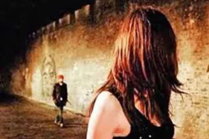 लड़की का पीछा करता था युवक, कोर्ट ने सुनाई ये सजा