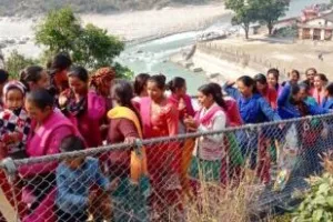 पिथौरागढ़: झूला पुल न खोले जाने से नाराज नेपाली महिलाएं, अपनी ही सरकार के खिलाफ भरी हुंकार
