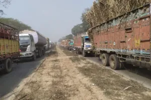 बरेली: लखनऊ हाईवे पर लगा भीषण जाम, सैकड़ों वाहन फंसे