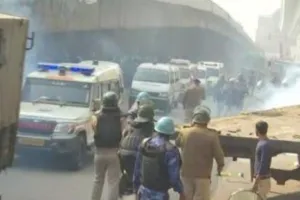 यूपी में बेलगाम होते शराब माफिया, छापेमारी करने गए पुलिस दल पर हमला, सिपाही की मौत, दारोगा घायल