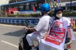 ममता का तेल की बढ़ती कीमतों का अनोखा विरोध, इलेक्ट्रिक स्कूटर से पहुंचीं सचिवालय, गले में था पोस्टर
