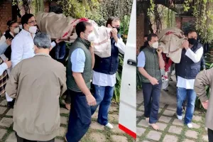 राहुल गांधी ने कैप्टन सतीश शर्मा की अर्थी को दिया कंधा, दो दिन पहले हुआ था निधन