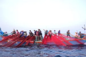 केरल: राहुल गांधी ने मछुआरों से की बातचीत, समुद्र में मछली पकड़ने भी गए