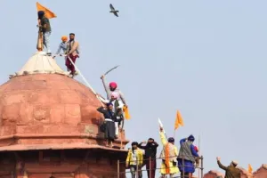 चुन-चुनकर पुलिस कर रही हिंसा के जिम्मेदारों को गिरफ्तार, लाल किले की गुंबद पर चढ़ने वाले को पकड़ा