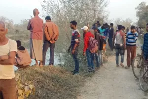 त्रिलोकपुर: कंटीले तारों से बंधे पैर और गले में रस्सी का फंदा, युवक का शव नहर में मिला