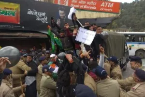 नैनीताल: सीएम दौरे का विरोध कर रहे कांग्रेसियों को किया गिरफ्तार