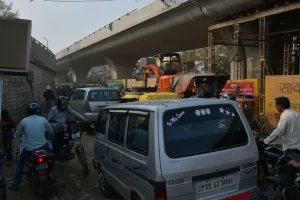 बरेली: गांधी उद्यान के पास खुदाई पूरी, दलदल में फंस रहे वाहन