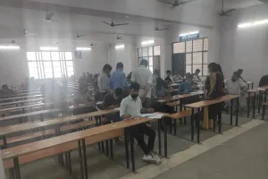 बरेली: महिला कक्ष निरीक्षक बोलकर करा रहीं थीं नकल