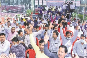 मुरादाबाद : केंद्र सरकार पर बिफरे बैंककर्मी, किया विरोध प्रदर्शन