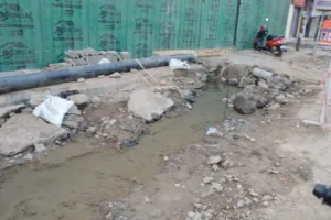 हल्द्वानी: सड़क खुदाई के दौरान पाइप लाइन क्षतिग्रस्त, 12 हजार घरों में रही पानी की किल्लत