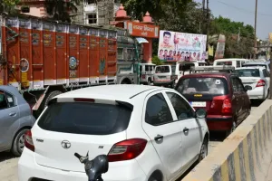 बरेली: सीवर लाइन निर्माण के नाम पर सड़कों पर बना दी अवैध पार्किंग