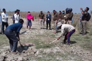 अयोध्या: एक साल पहले हुई युवक की मौत के मामले में आयोग के आदेश पर कब्र से निकलवाया शव, होगा पोस्टमार्टम