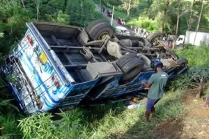 श्रीलंका: बस के खाई में गिरने से 14 लोगों की मौत, 30 घायल