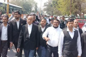 अयोध्या: अधिवक्ताओं ने किया मुख्य मार्ग जाम, पुलिस प्रशासन के खिलाफ नारेबाजी की