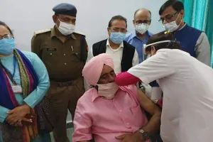 रामपुर : जल शक्ति राज्यमंत्री बलदेव सिंह औलख ने लगवाई कोविड वैक्सीन