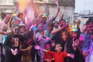 बरेली: रंगों में सराबोर हुए लोग, जगह-जगह बजने लगे होली के गीत