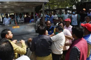 बरेली: पार्किंग से कब्जा हटाने पर बवाल,  दुकानदार ने पेट्रोल छिड़का