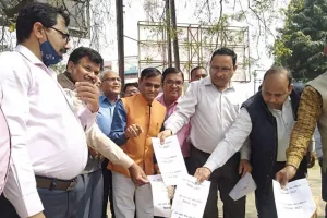 बरेली: शिक्षा सेवा अधिकरण विधेयक की प्रतियां फूंकी